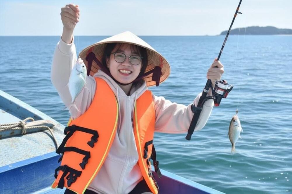 Gi&aacute; tour c&acirc;u c&aacute; khoảng 150.000 VND/người